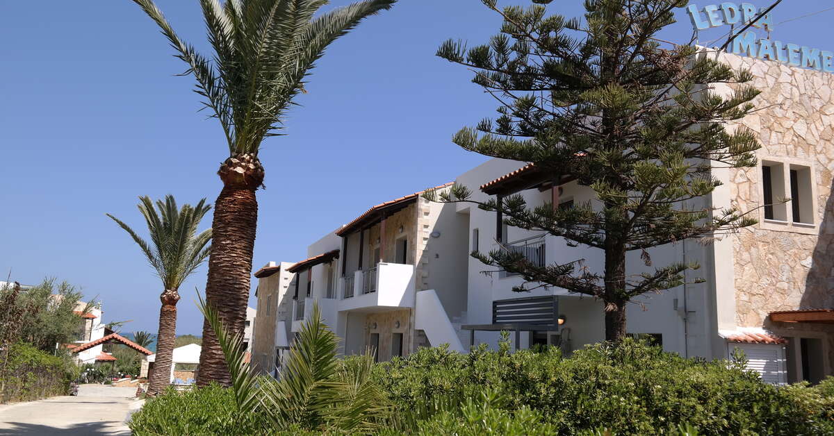 Een foto van de buitenkant van Ledra Maleme Hotel