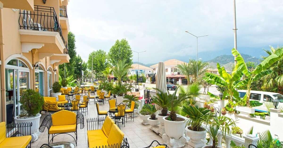 Een foto van het terras bij Hotel Sinatra