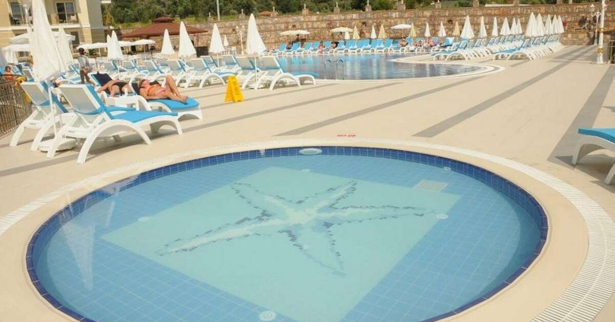 Ein Foto vom Pool im Marcan Resort Hotel