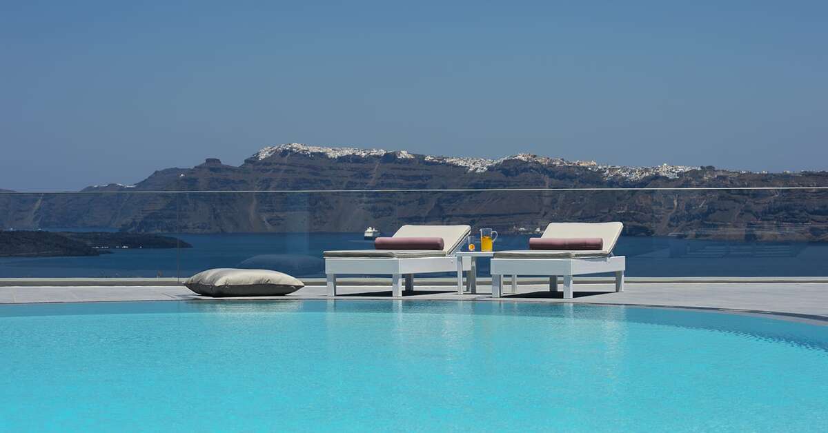 Een foto van het zwembad bij Acroterra Rosa Luxury Suites & Spa