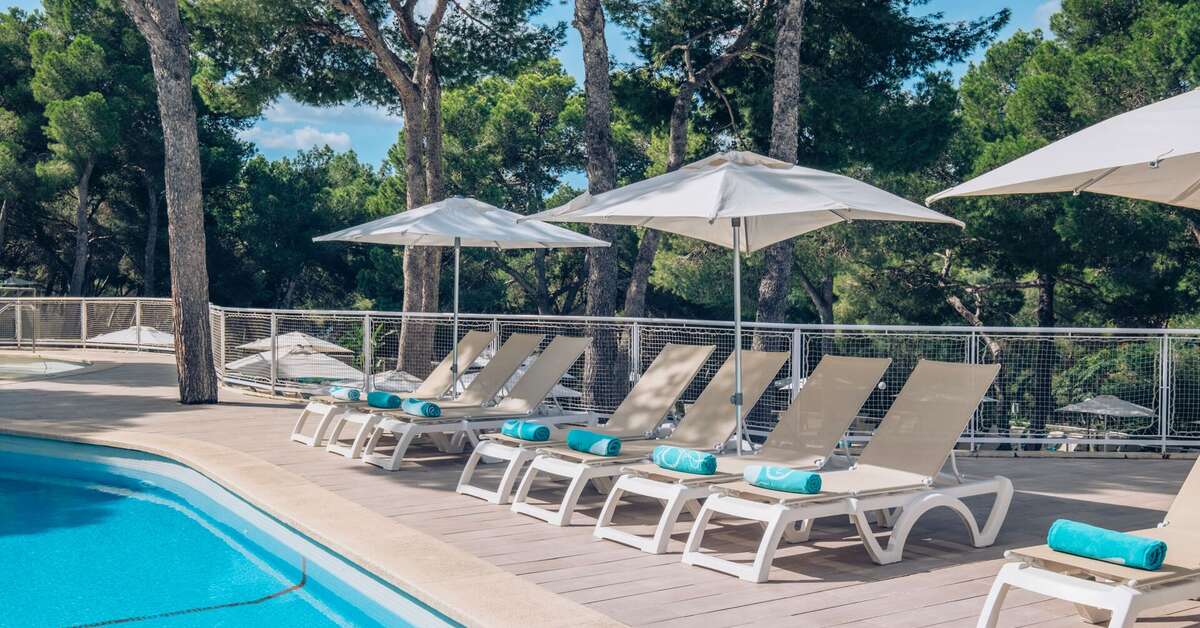Een foto van het zwembad bij Iberostar Waves Club Cala Barca