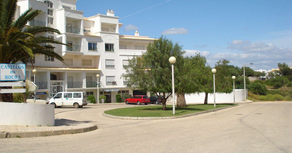 Ein Foto von der Außenansicht des Castelos Da Rocha Apartments