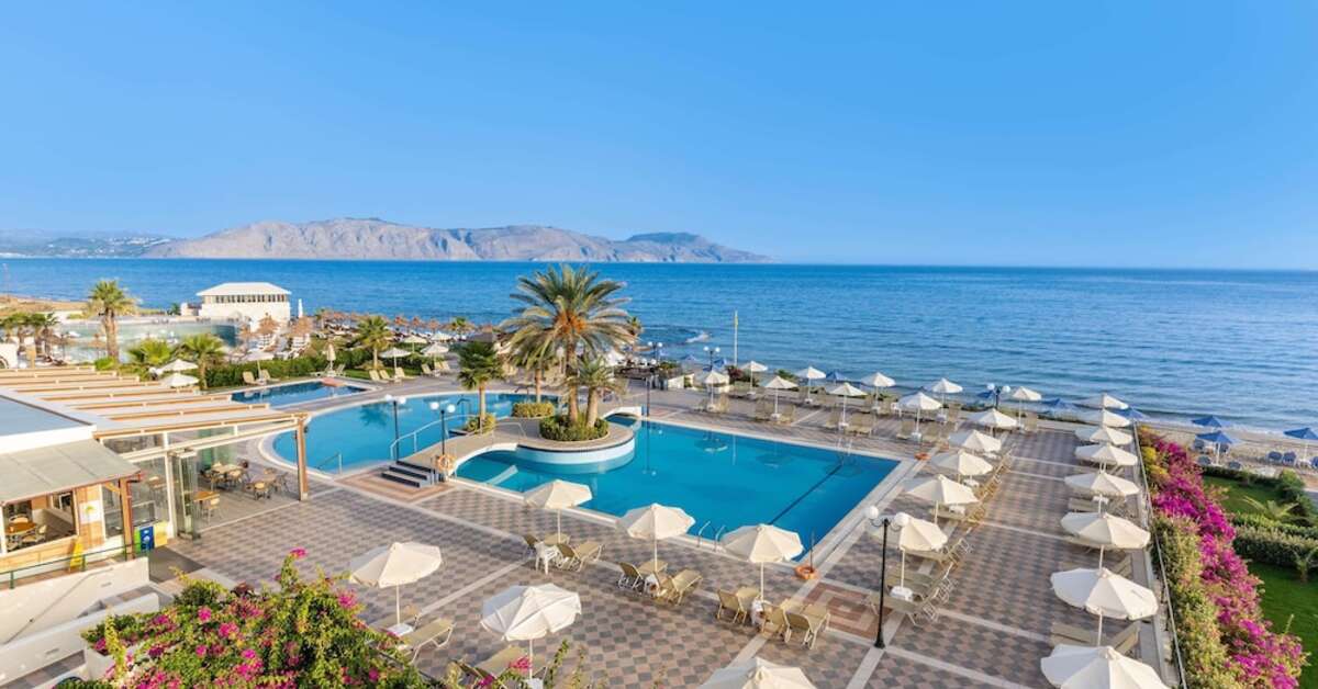 Een foto van het zwembad bij Hydramis Palace Beach Resort