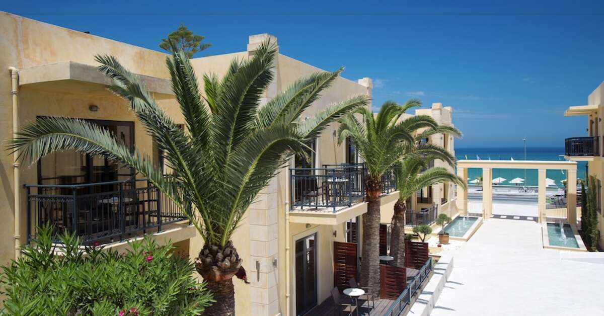 Een foto van de buitenkant van Atlantis Beach Hotel