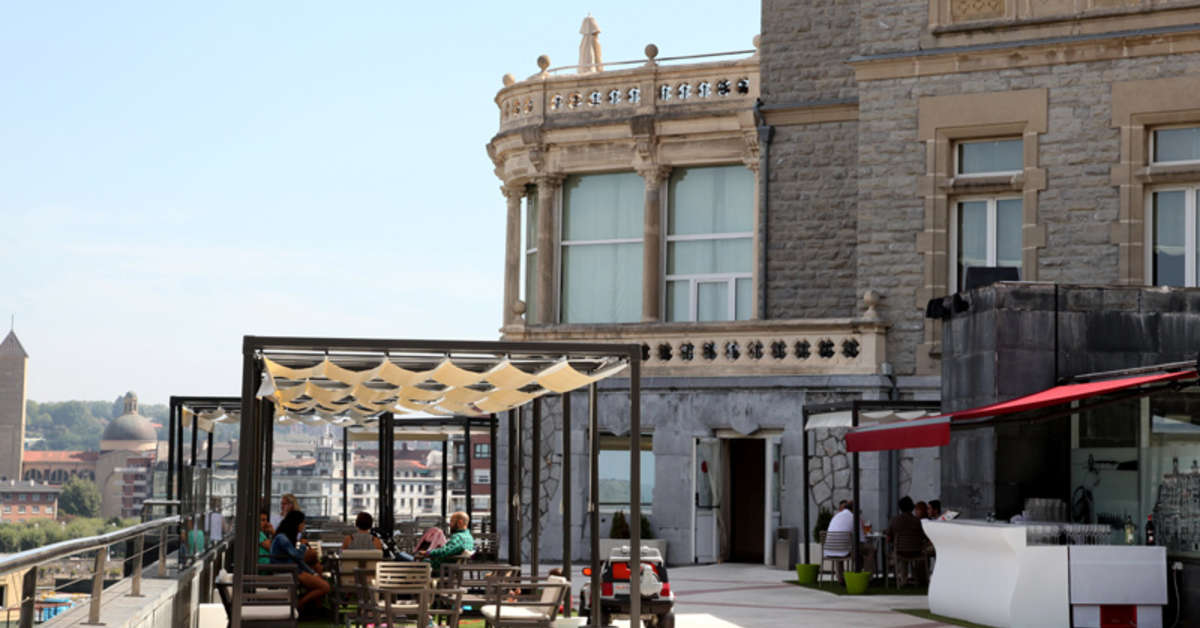 Een foto van het terras bij URH Palacio de Oriol Hotel
