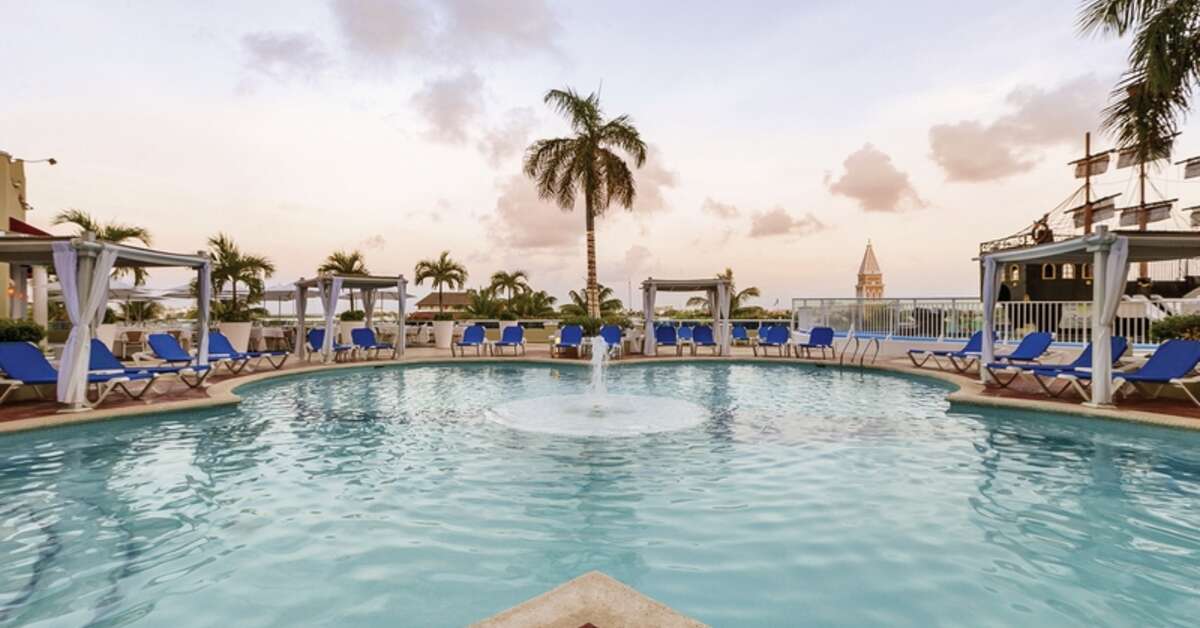 Een foto van het zwembad bij Panama Jack Resorts Gran Caribe Cancun