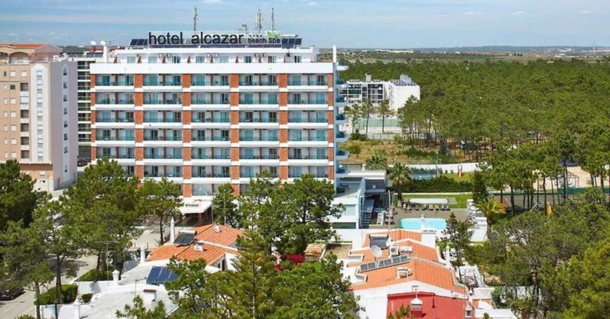 Een foto van de buitenkant van Hotel Alcazar