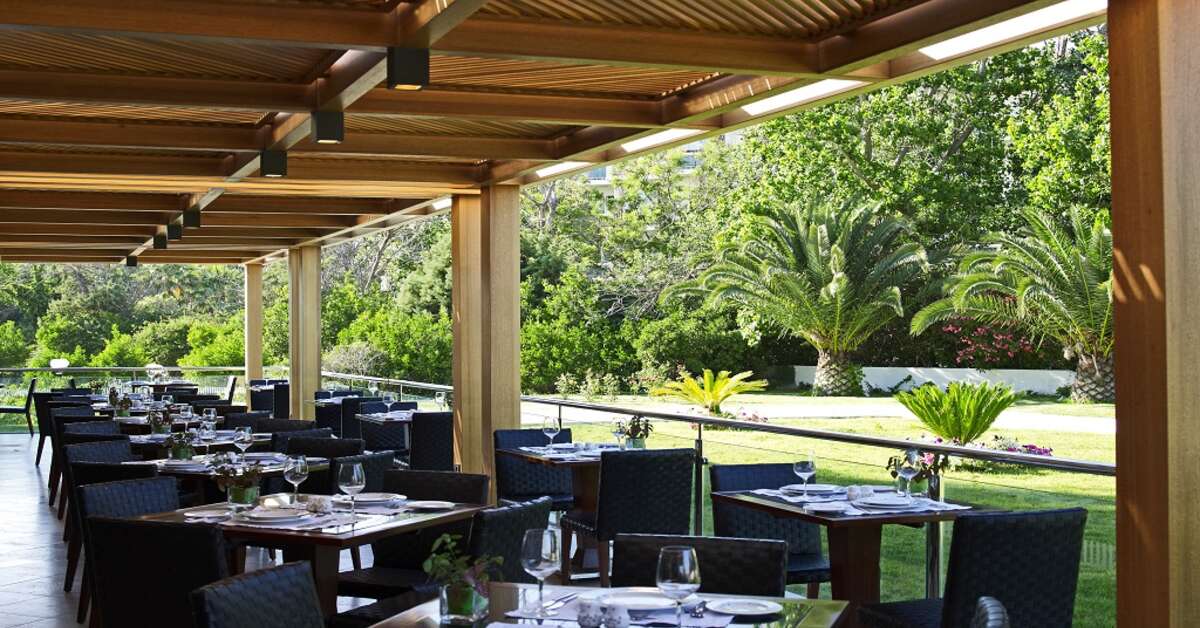 Een foto van het terras bij Mitsis Faliraki Beach Hotel & Spa
