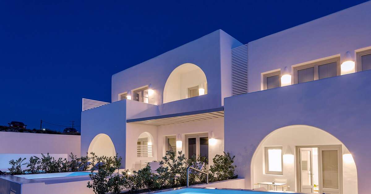 Een foto van de buitenkant van Alti Santorini Suites