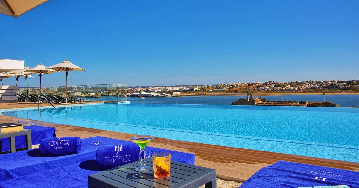 Een foto van het zwembad bij Jupiter Marina Hotel