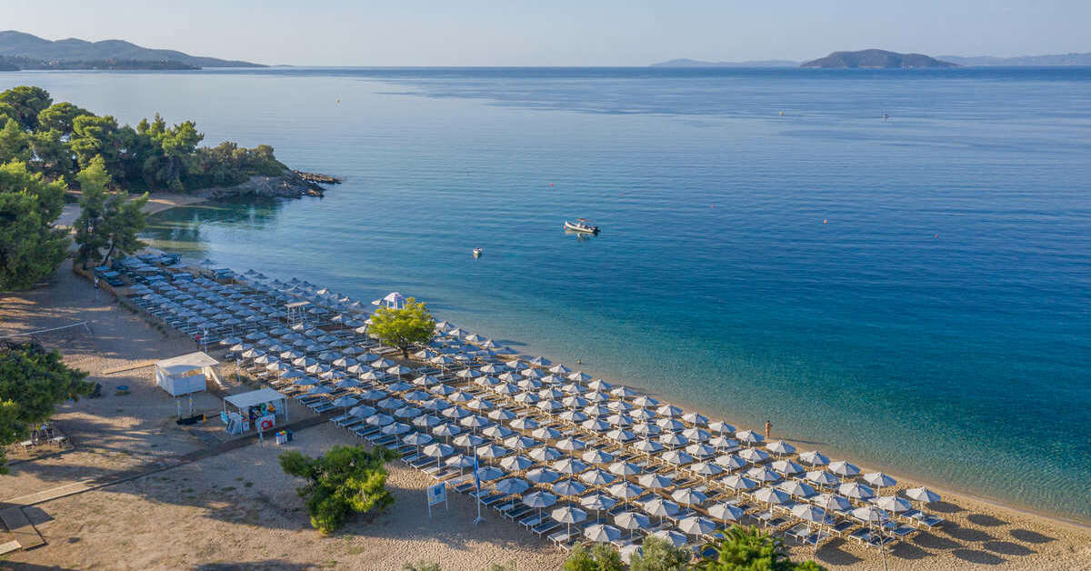 Een foto van het strand bij Lagomandra Beach Hotel & Suites