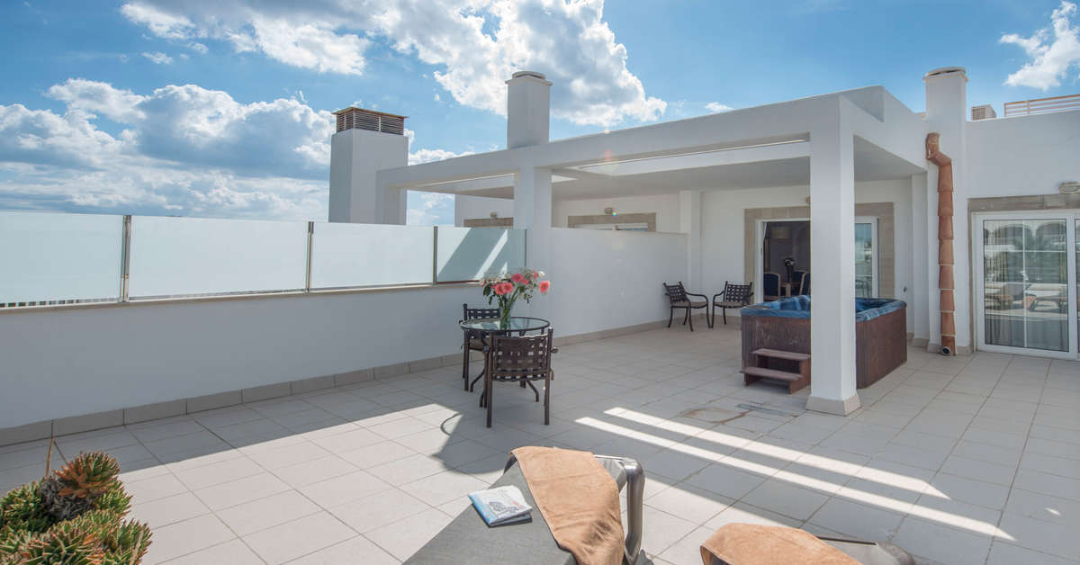 Een foto van het terras bij Ona Village Cala D'Or