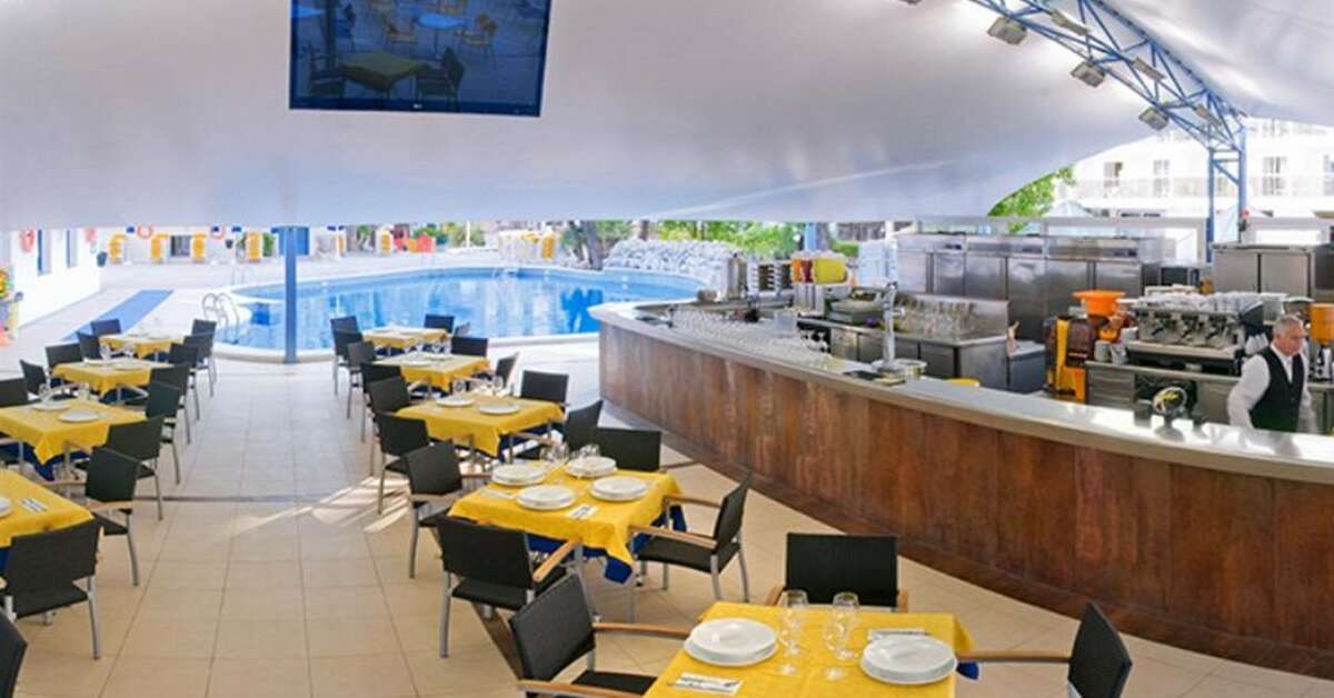 Een foto van het zwembad bij Hotel Alhambra