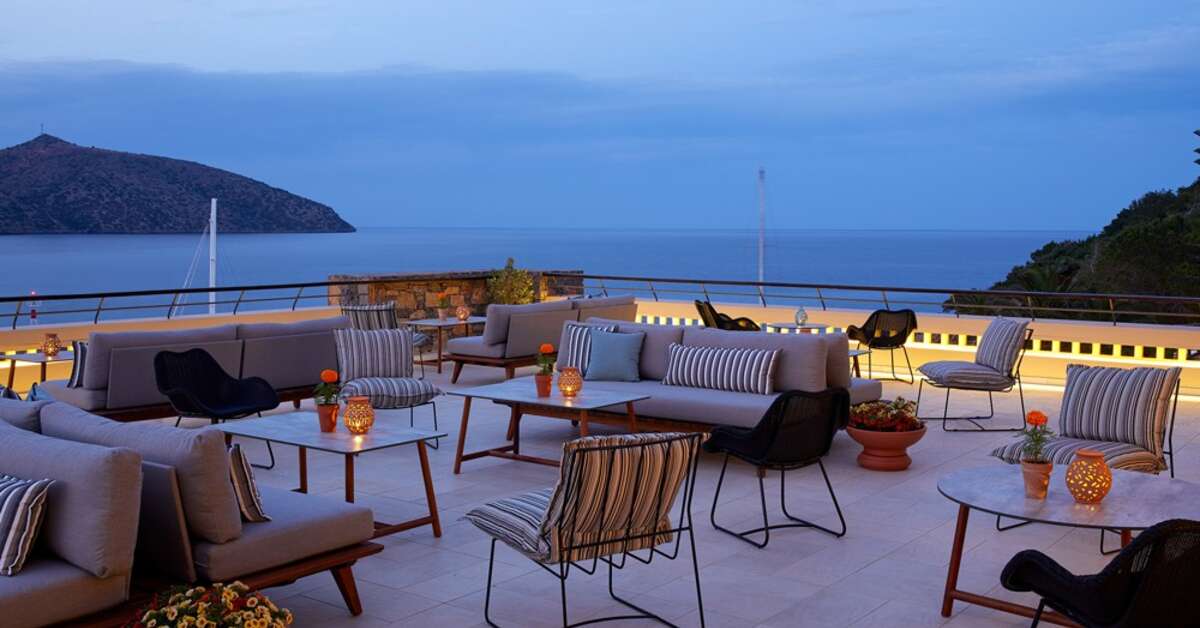 Een foto van het terras bij Wyndham Grand Crete Mirabello Bay