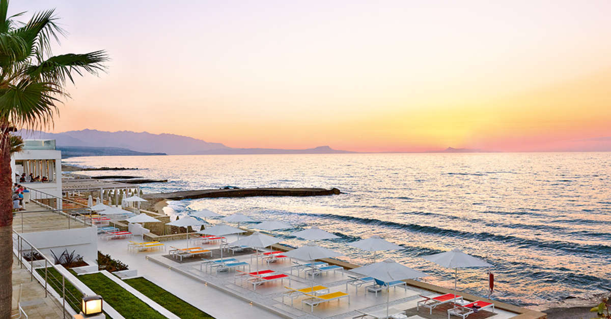 Een foto van het terras bij Grecotel Lux Me White Palace