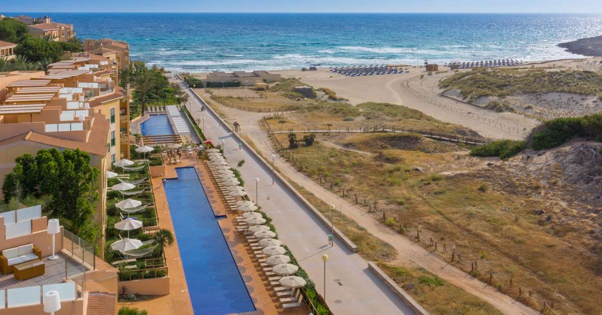 Een foto van het zwembad bij Hotel Zafiro Cala Mesquida