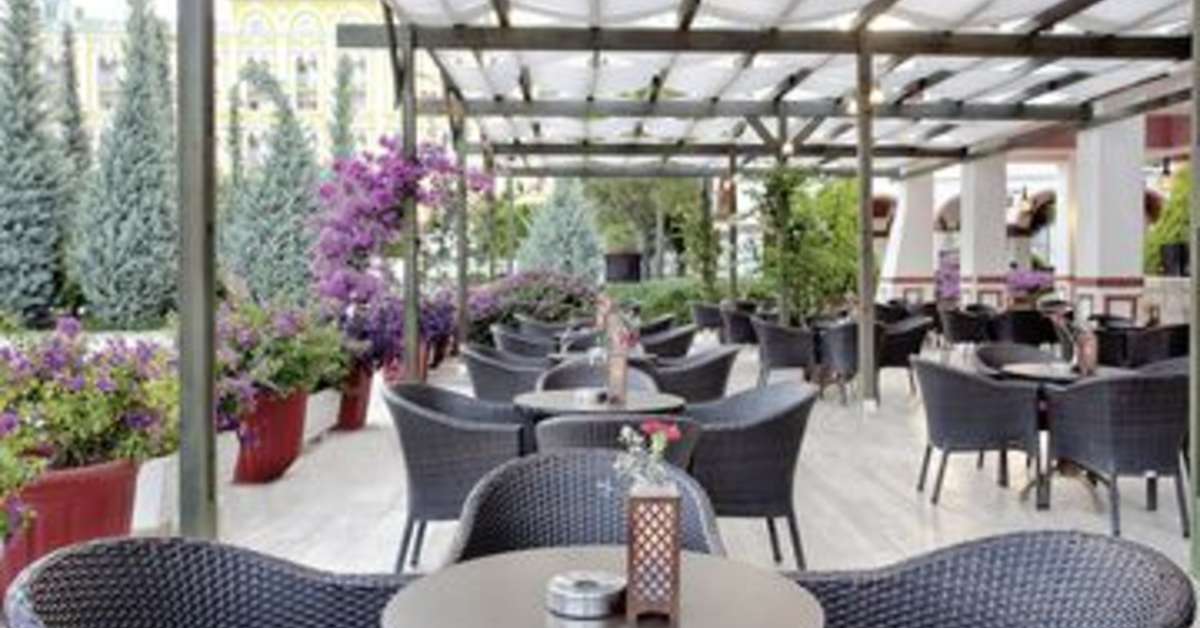 Een foto van het terras bij Asteria Kremlin Palace Hotel