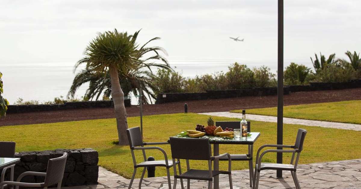Een foto van het terras bij Parador de La Palma