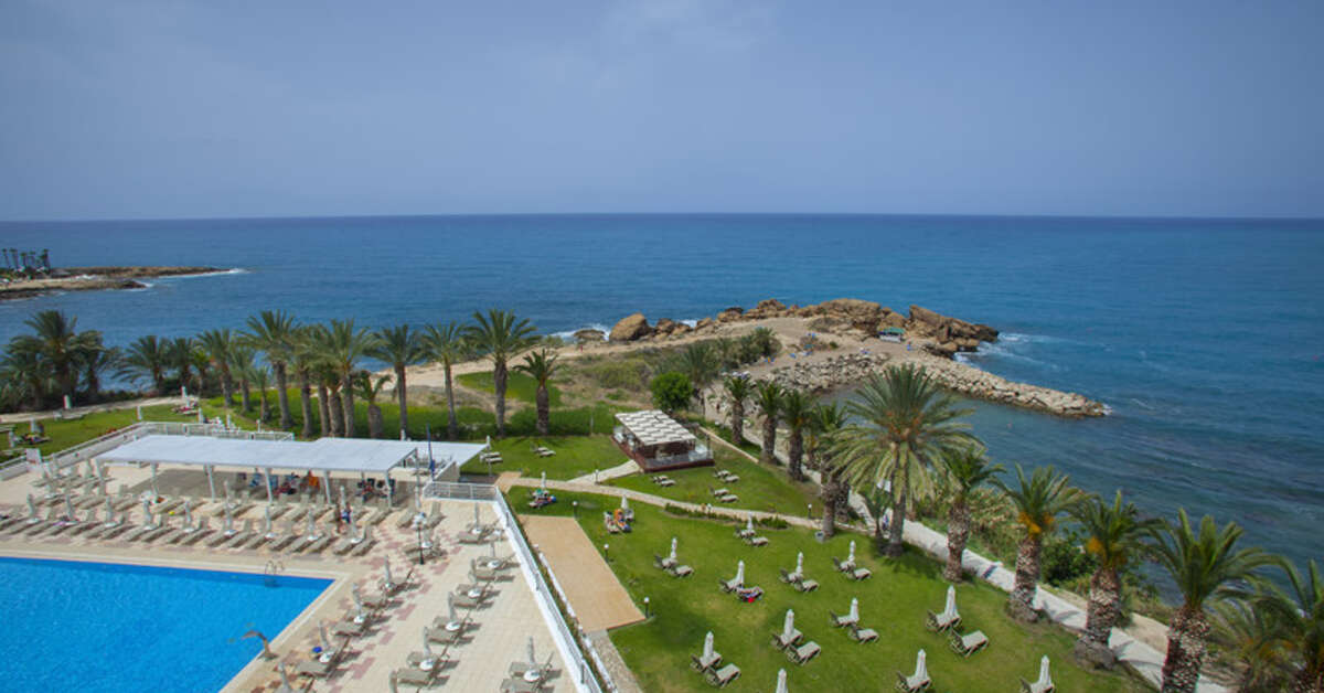 Een foto van het zwembad bij Hotel Queens Bay