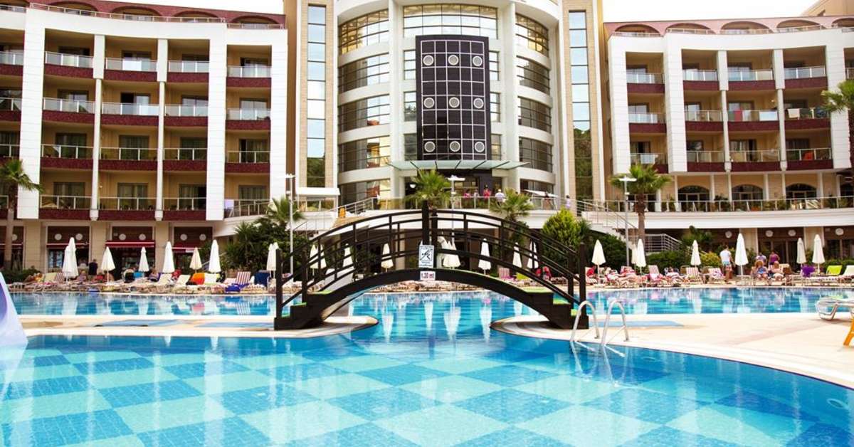 Een foto van het zwembad bij Grand Pasa Hotel