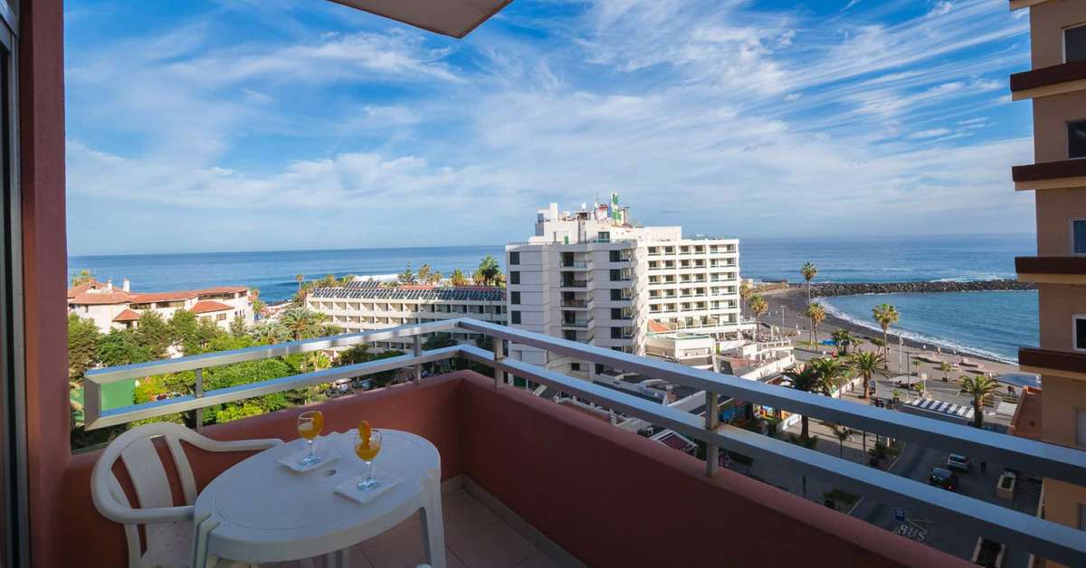 Een foto van het terras bij Checkin Concordia Playa