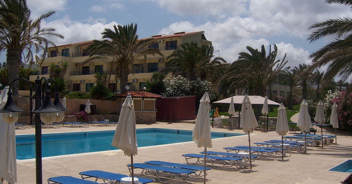 Een foto van het zwembad bij Vrachia Beach Hotel & Suites