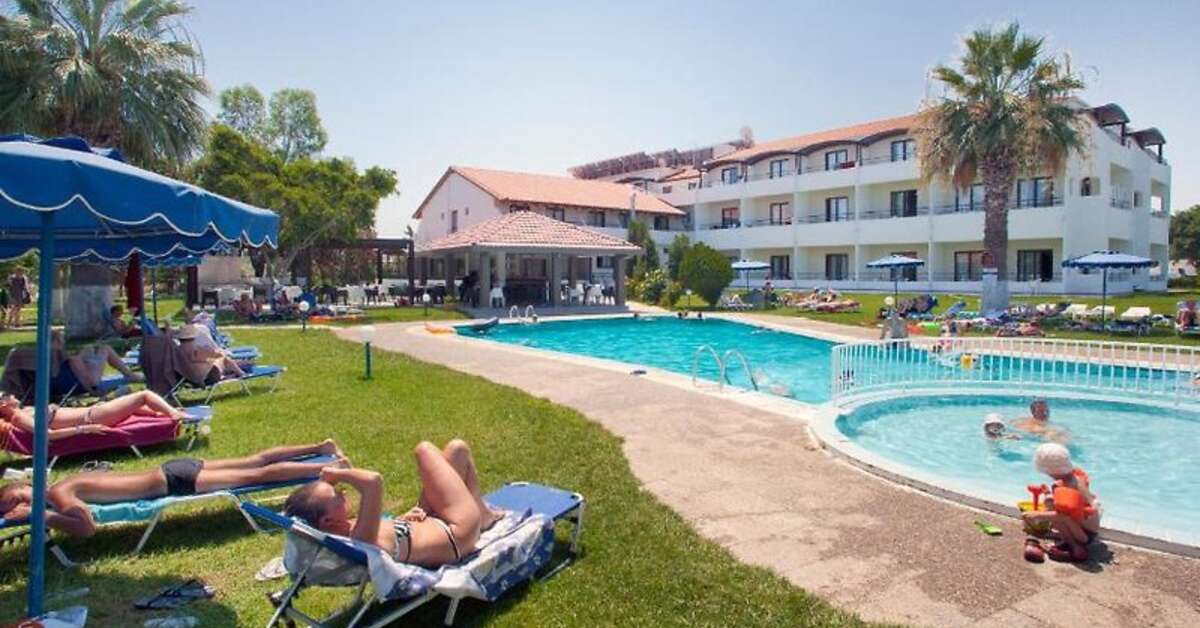 Een foto van het zwembad bij Matoula Beach