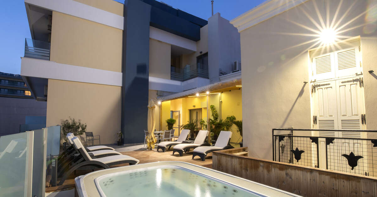 Een foto van het zwembad bij Island Boutique Hotel