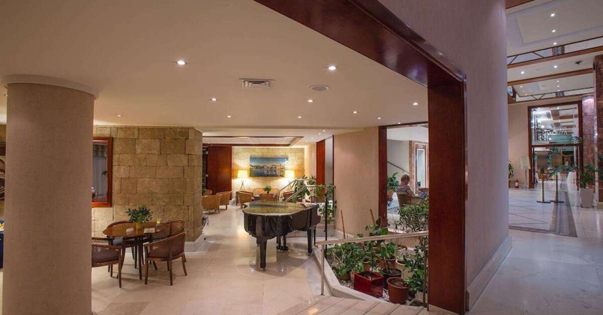 Een foto van het interieur van Mediterranean Hotel