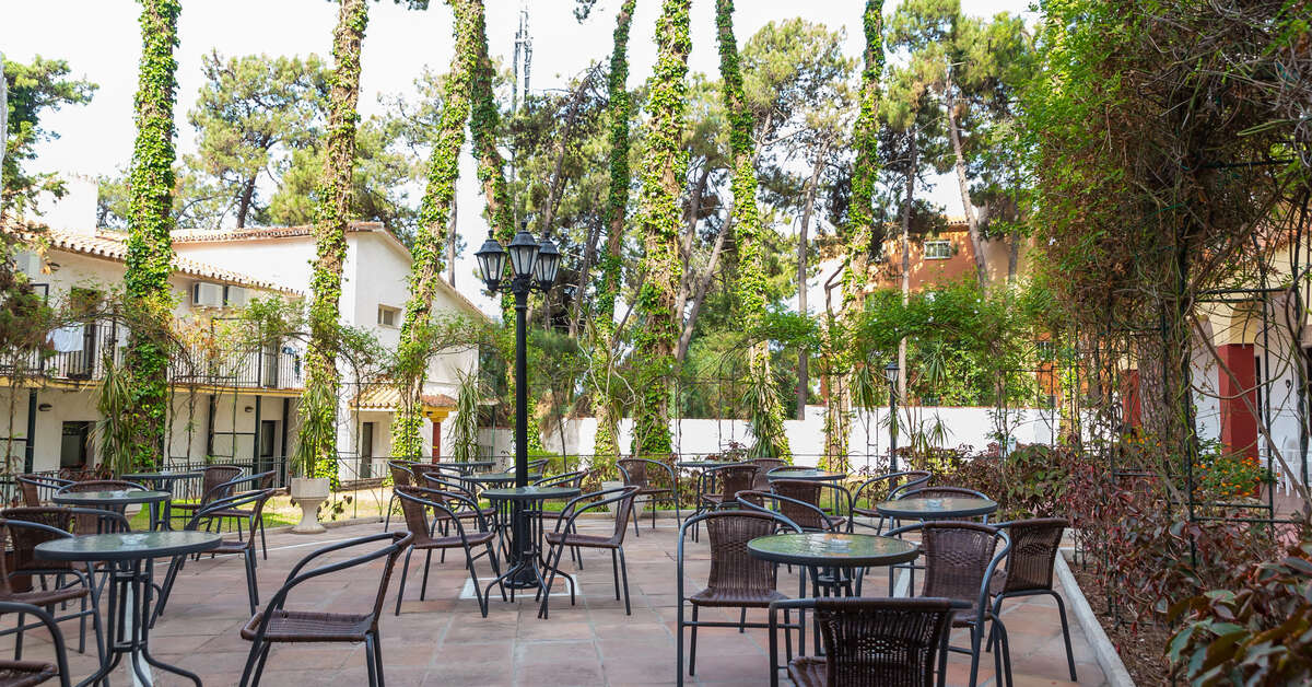 Een foto van het terras bij Roc Marbella Park Hotel
