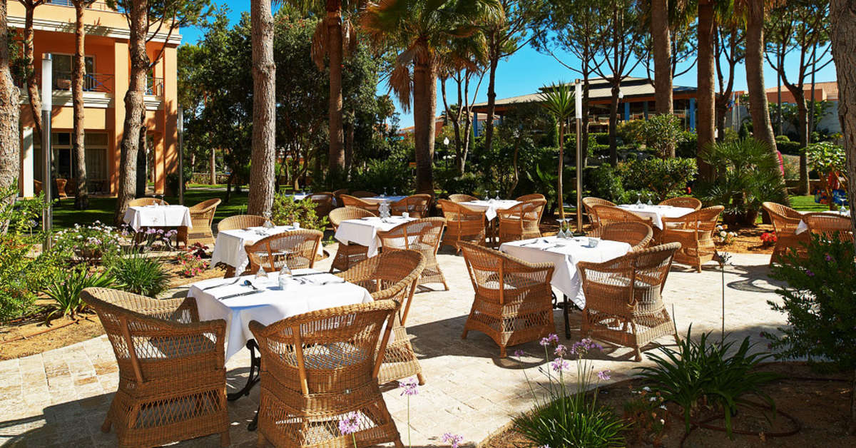 Een foto van het terras bij Hipotels Barrosa Garden