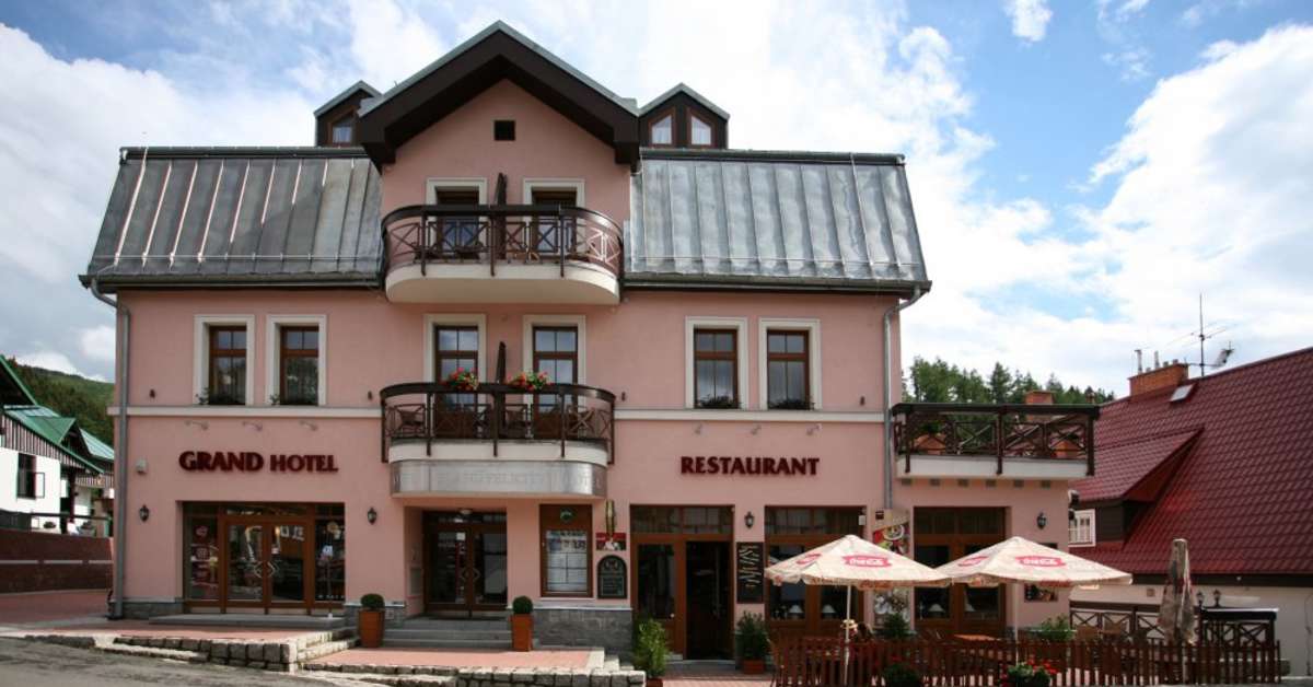 Een foto van de buitenkant van Hotel Grand