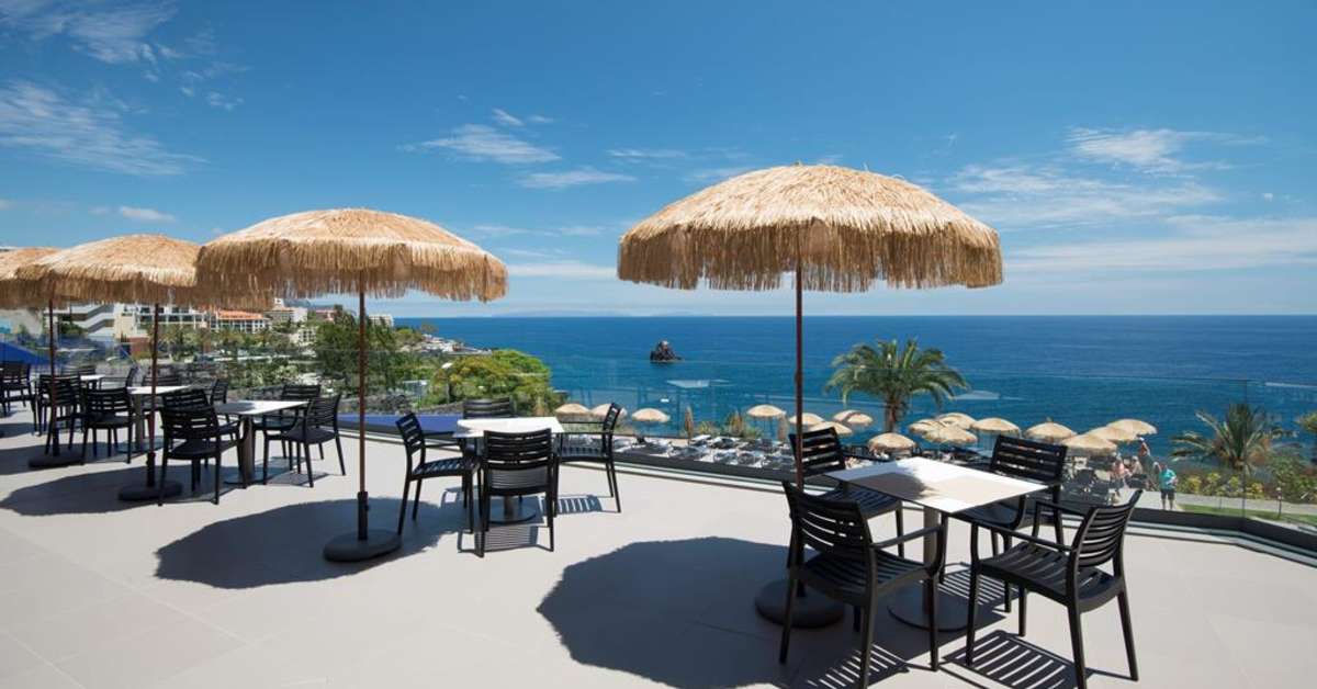 Een foto van het terras bij Hotel Baia Azul