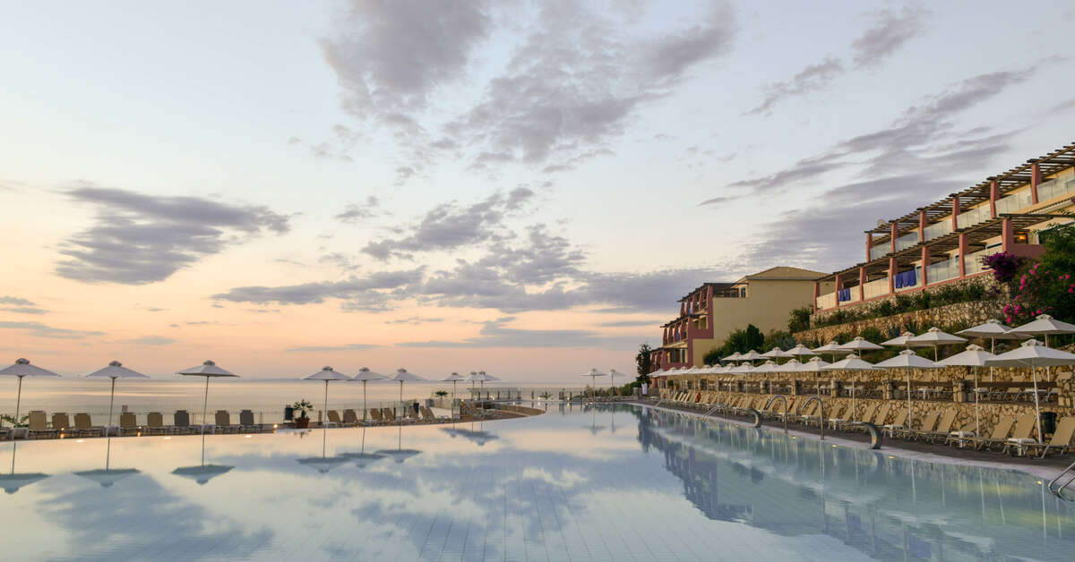 Een foto van het zwembad bij Apostolata Island Resort & Spa