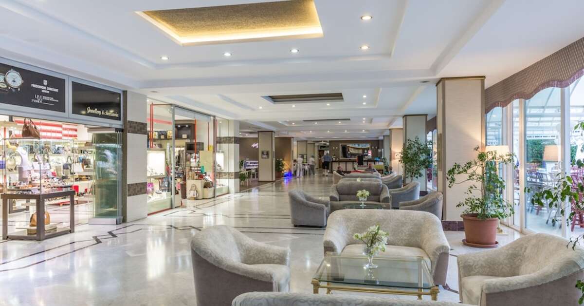 Een foto van het interieur van L'Etoile Hotel