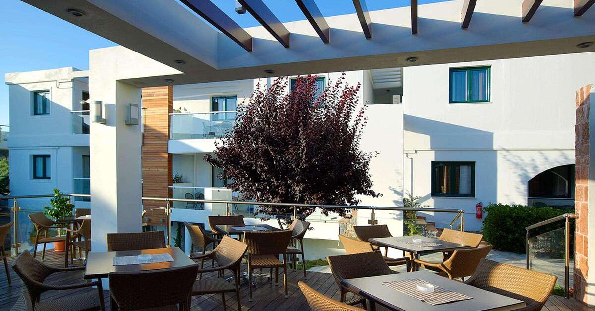 Een foto van het terras bij Minos Village