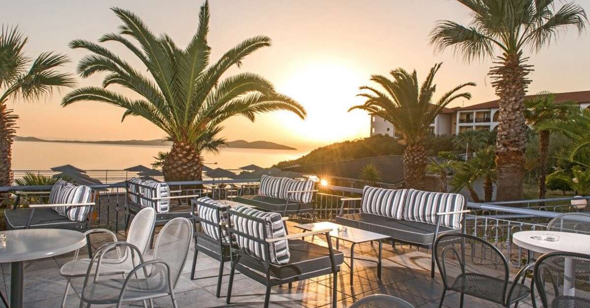 Een foto van het terras bij Akrathos Beach Hotel