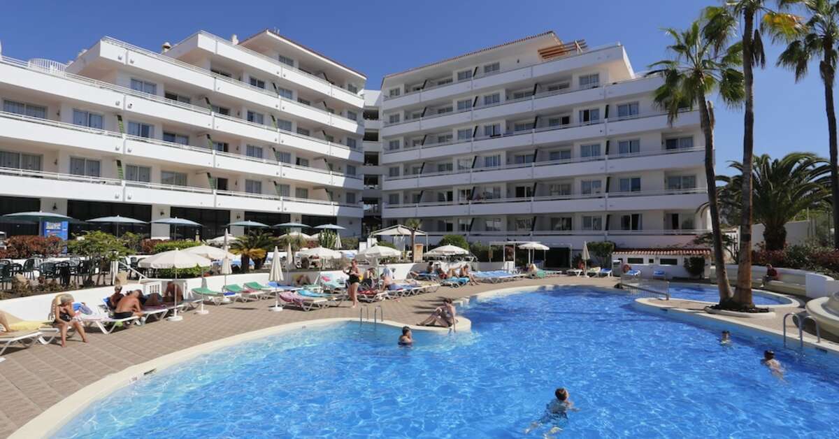 Ein Foto vom Pool im Aparthotel Andorra