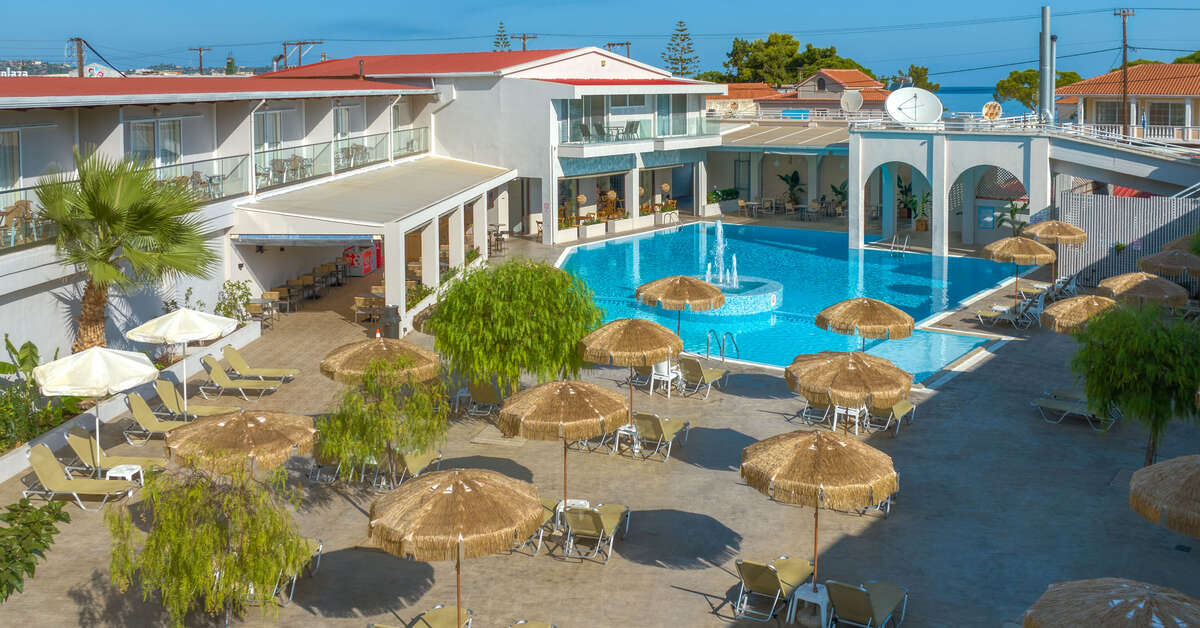 Een foto van het zwembad bij Papillon Hotel