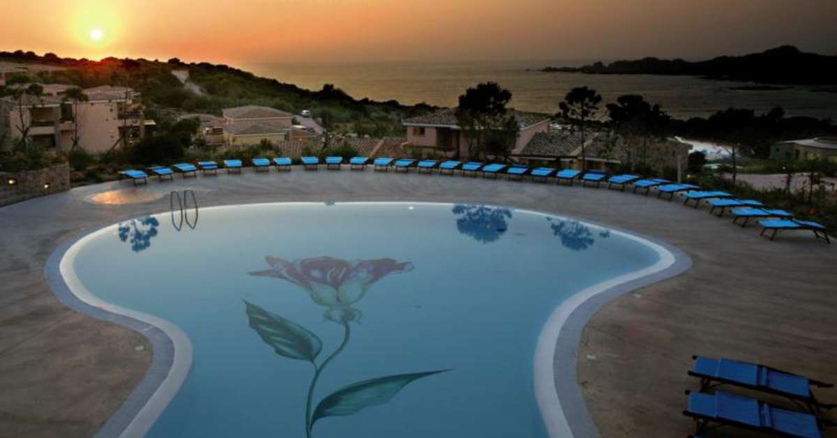 Een foto van het zwembad bij Marinedda Thalasso & Spa