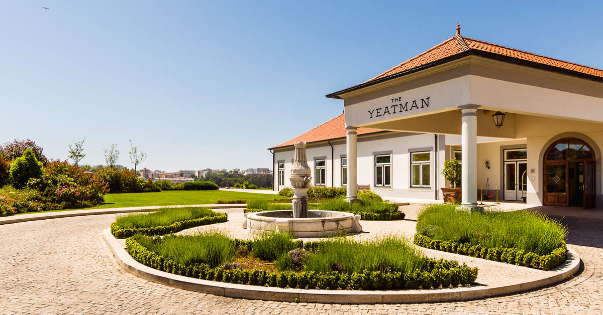 Een foto van de buitenkant van The Yeatman Hotel
