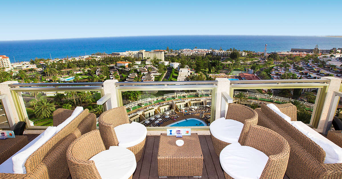 Een foto van het terras bij Gloria Palace San Agustin Thalasso