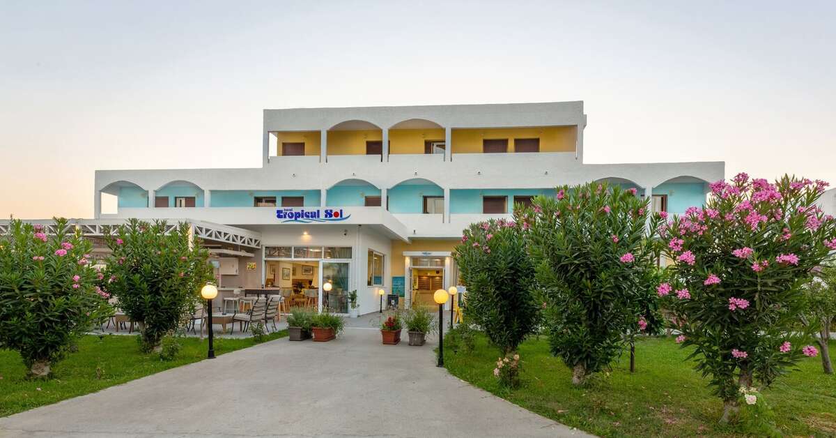Een foto van de buitenkant van Hotel Tropical Sol