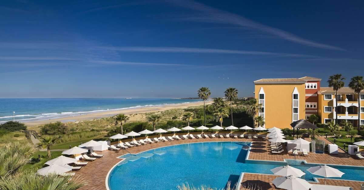 Een foto van het zwembad bij Palacio de Sancti Petri Gran Melia