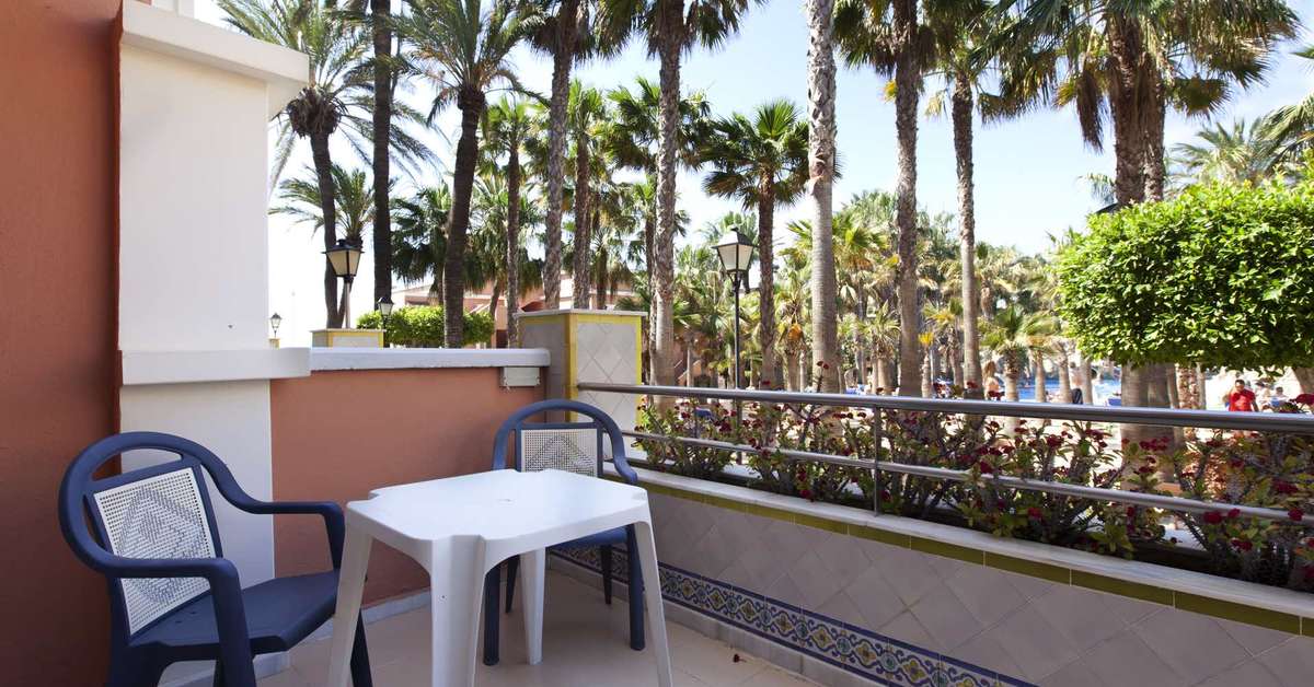Een foto van het terras bij Hotel Playacapricho