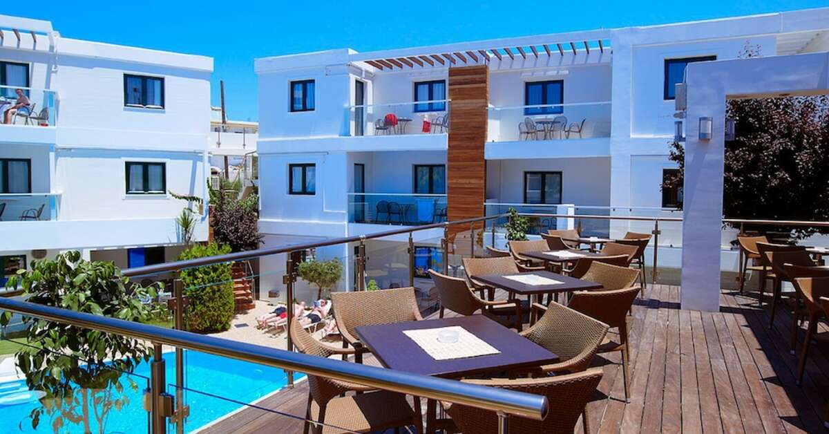Een foto van het terras bij Minos Village