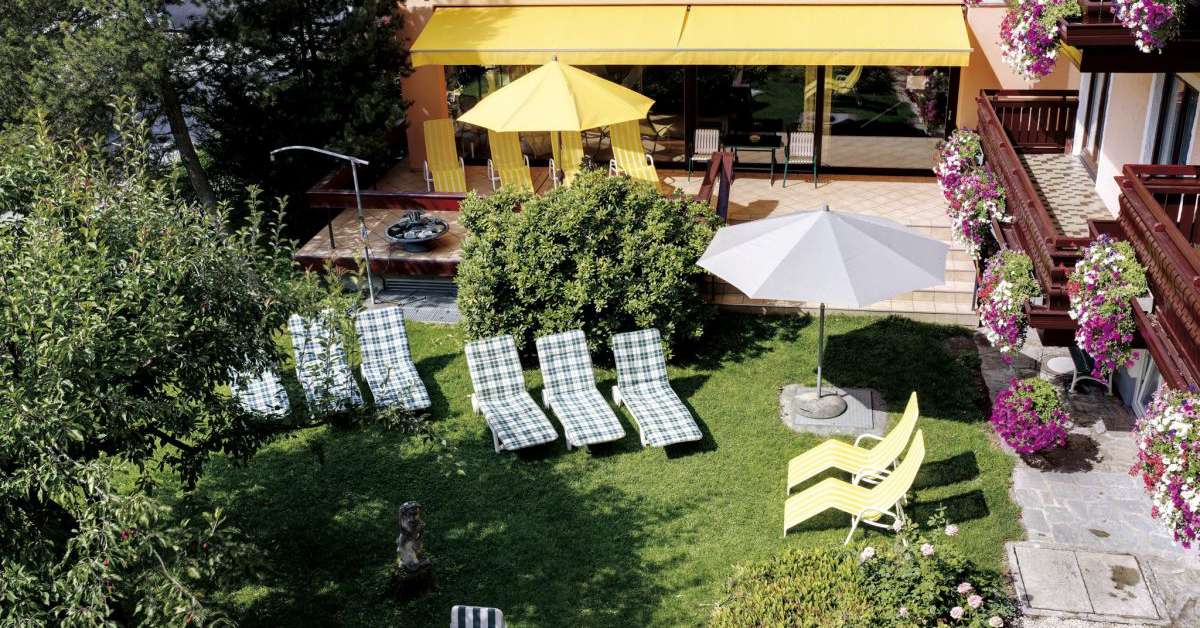Een foto van het terras bij Hotel Alpina Bad Hofgastein
