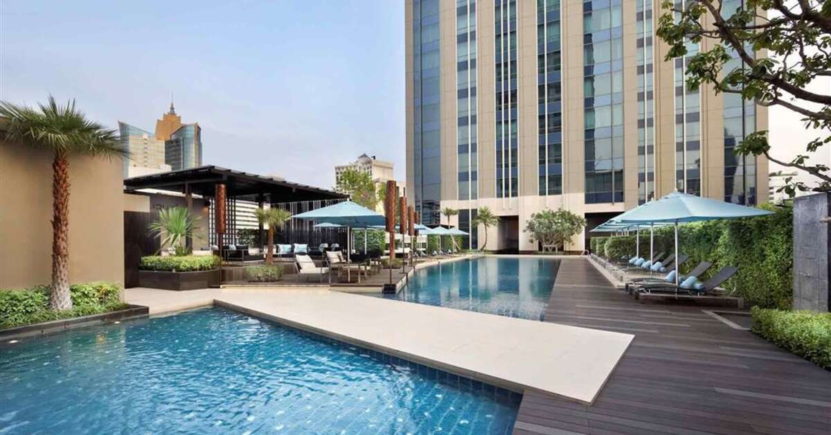 Een foto van het zwembad bij Sofitel Bangkok Sukhumvit