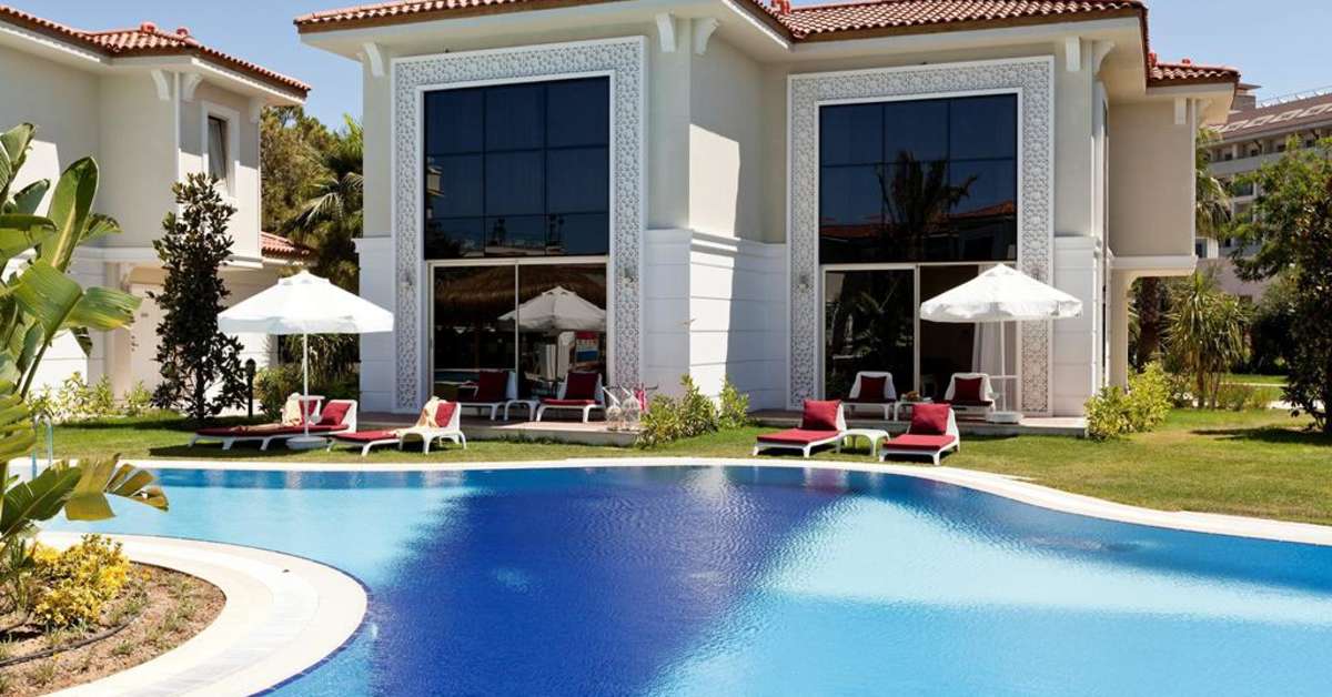 Een foto van het zwembad bij Paloma Oceana Resort