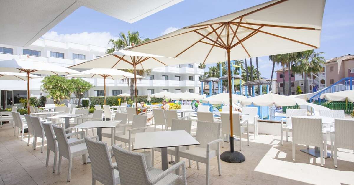 Een foto van het terras bij Grupotel Mallorca Mar